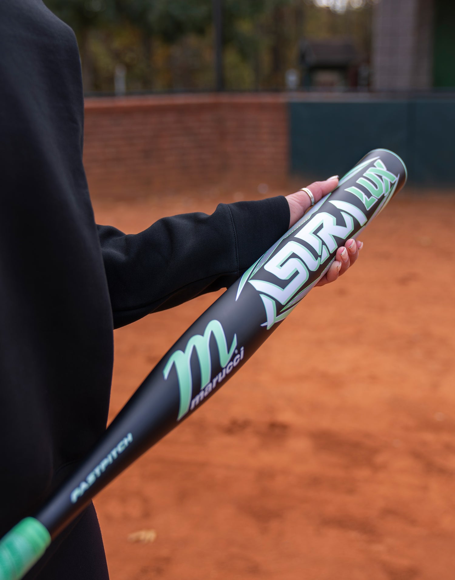 marucci-asura-lux-fastpitch-softball-bat-mfpasl11-black-mint-one-piece-composite-player-holding-bat